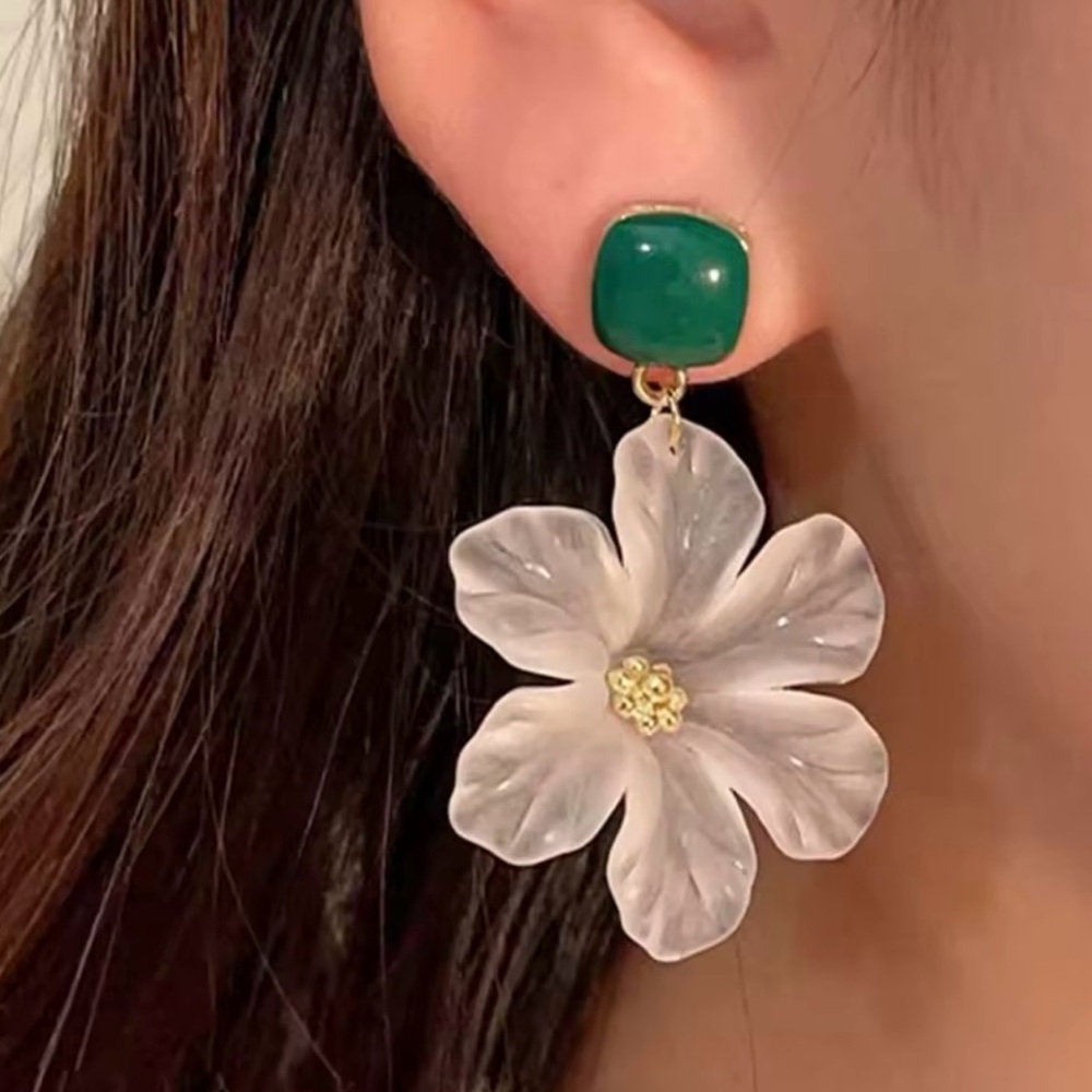 NEW Pretty Green and White Daisy Flower Earrings